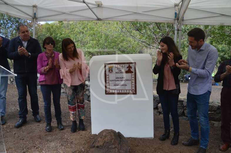 Momento del descubrimiento de la placa (Foto TA)